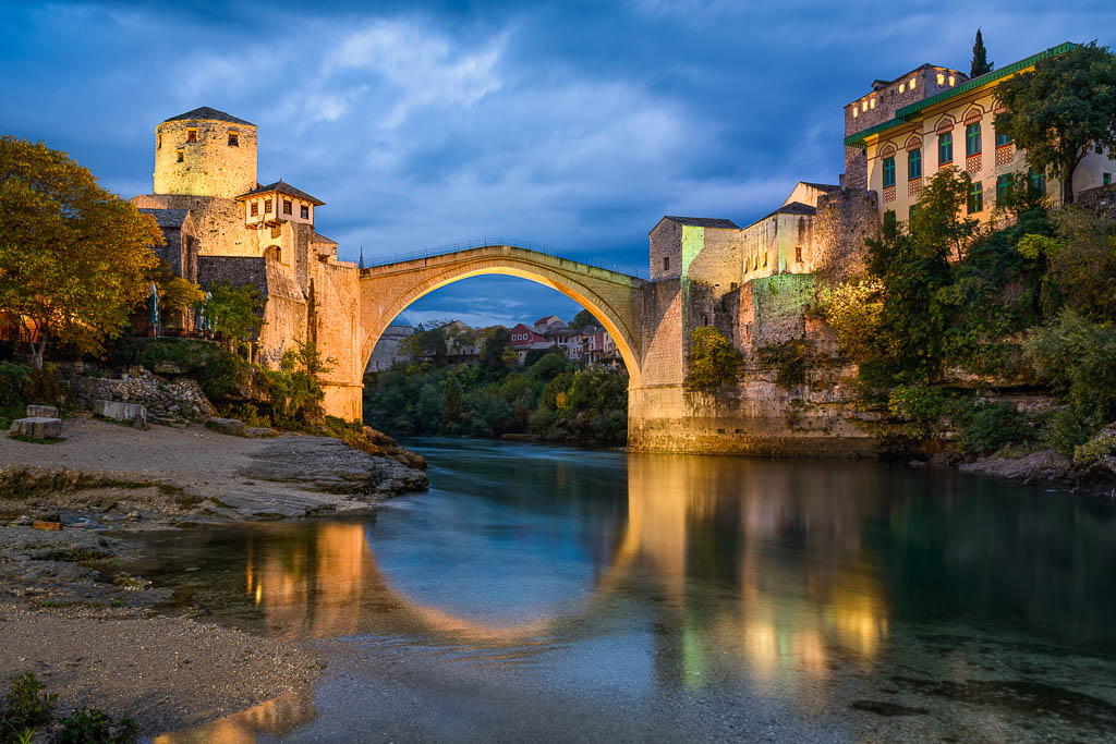 Alte Brücke bei Nacht in Mostar