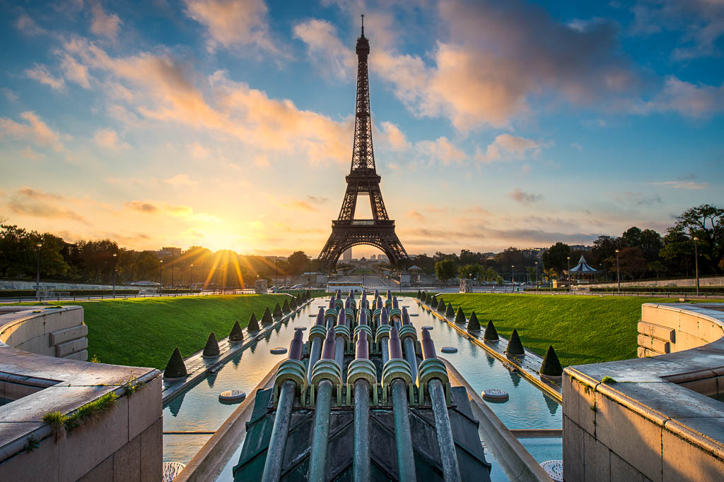 Sonnenaufgang am Springbrunnen vor dem Eiffelturm in Paris