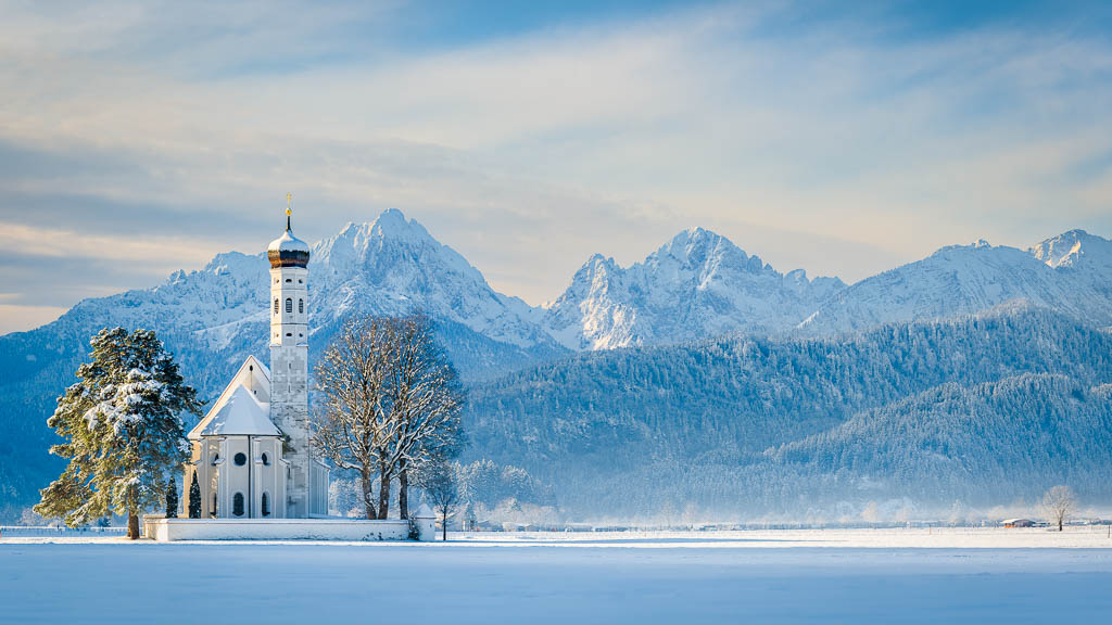 St. Coloman Kirche und Alpen in Bayern im Winter
