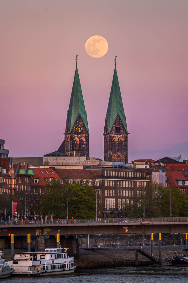Full moon over Bremen