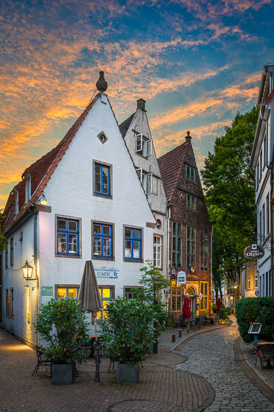 Sonnenaufgang im historischen Schnoor-Viertel in Bremen, Deutschland von Michael Abid