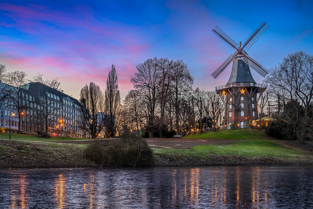 Winterlicher Sonnenuntergang an einer Windmühle in Bremen