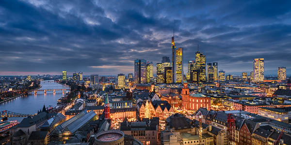 Skyline von Frankfurt am Main, Deutschland bei Sonnenuntergang mit einem Blick zum Weihnachtsmarkt von Michael Abid
