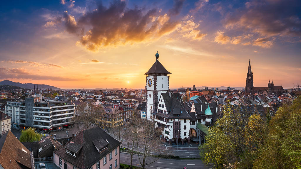 Panorama von Freiburg bei Sonnenuntergang