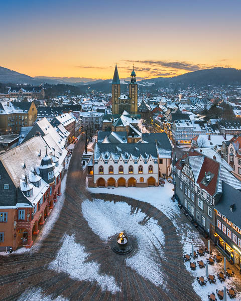 Winternacht am Marktplatz in Goslar, Deutschland von Michael Abid