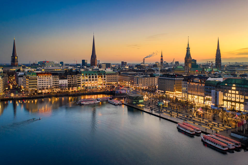 Skyline von Hamburg zum Sonnenuntergang