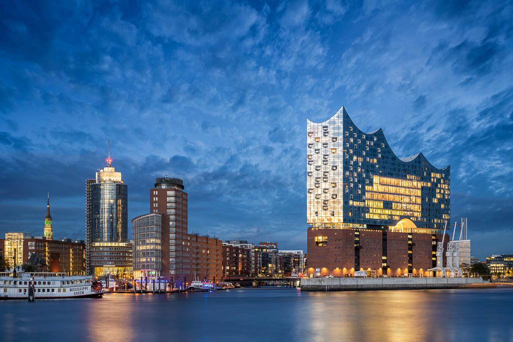 Nächtliche Skyline von Hamburg mit Elbphilharmonie
