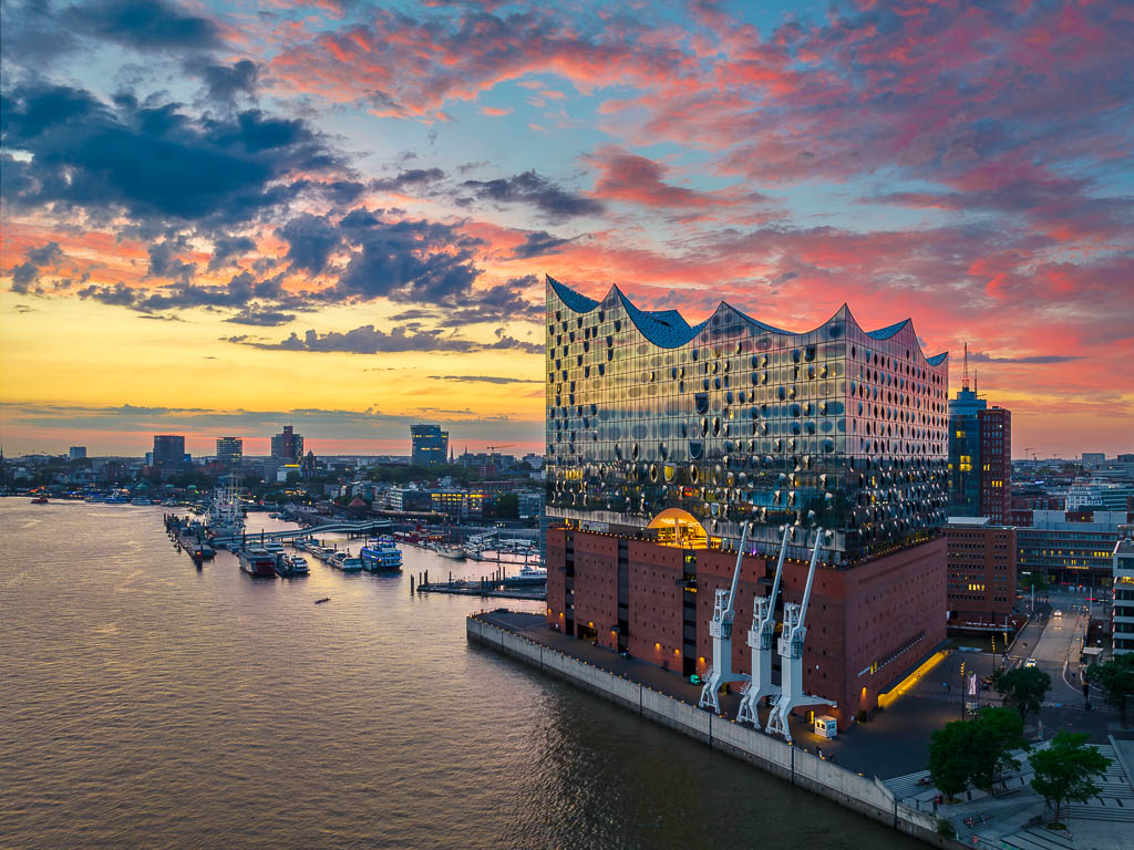 Sonnenuntergang an der Elbphilharmonie in Hamburg