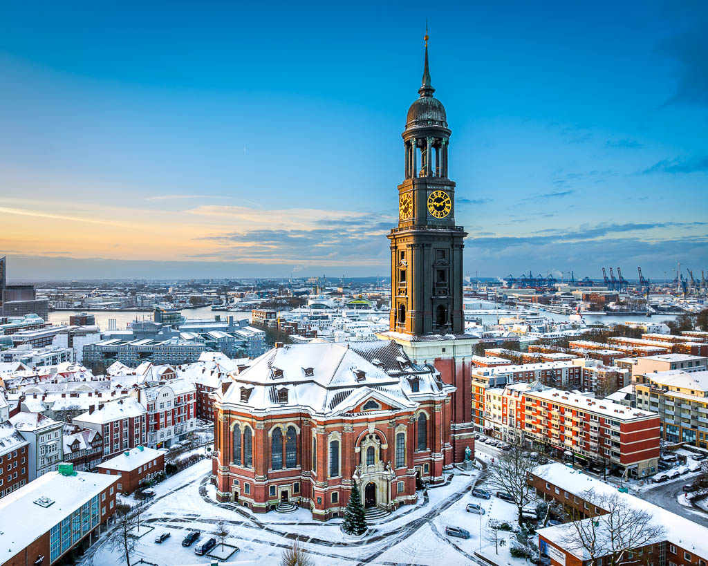 Michel (St. Michaelis Kirche) in Hamburg im Winter