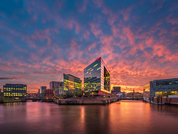Spiegel-Gebäude in Hamburg, Deutschland bei Sonnenuntergang von Michael Abid