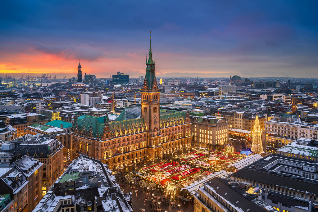Rathaus und Weihnachtsmarkt in Hamburg