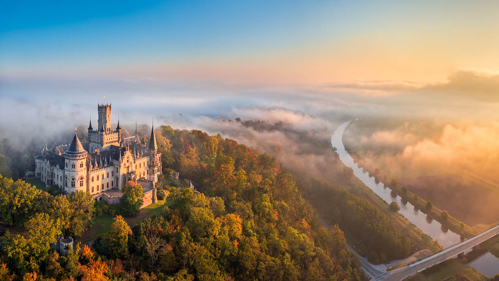 Schloss Marienburg an einem nebligen Morgen