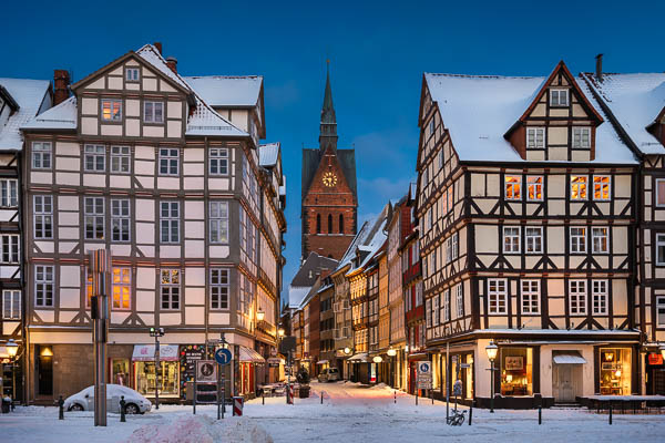 Marktkirche und die Altstadt von Hannover, Deutschland an einem Winterabend von Michael Abid