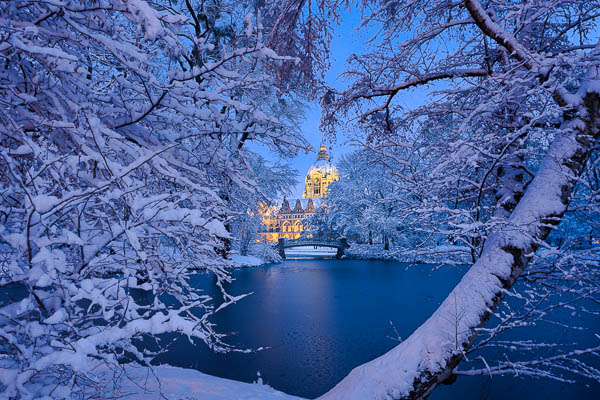 Winterlandschaft vor dem Rathaus von Hannover, Deutschland von Michael Abid