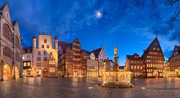 Panorama des historischen Marktplatzes in der Altstadt von Hildesheim, Deutschland bei Nacht von Michael Abid