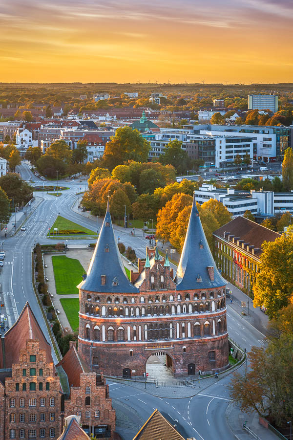 Holstentor in Lübeck bei Sonnenuntergang