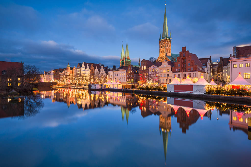 Altstadt von Lübeck mit Weihnachtsbeleuchtung