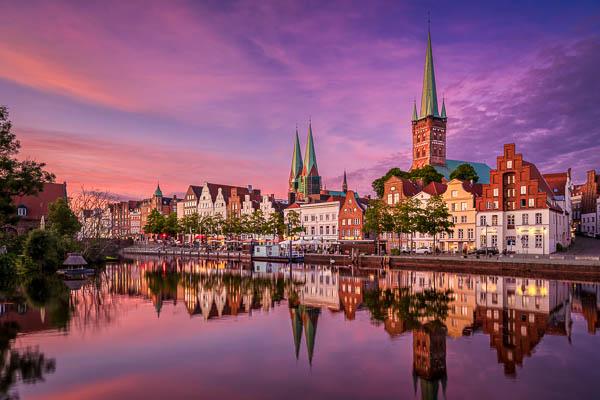 Sonnenuntergang in der Altstadt von Lübeck, Deutschland von Michael Abid