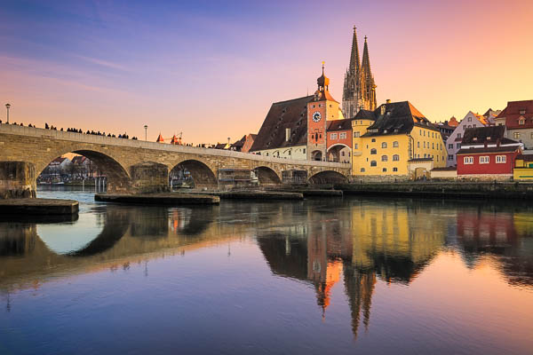 Die Altstadt von Regensburg, Deutschland bei Sonnenuntergang von Michael Abid
