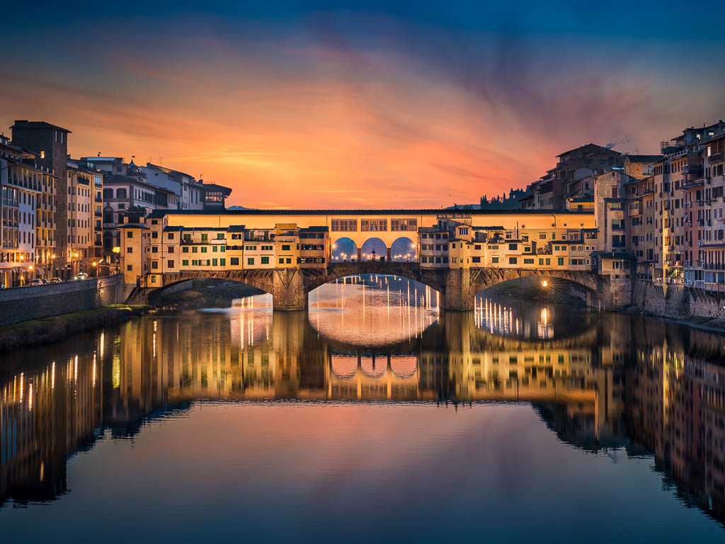 Sonnenaufgang am Ponte Vecchio in Florenz