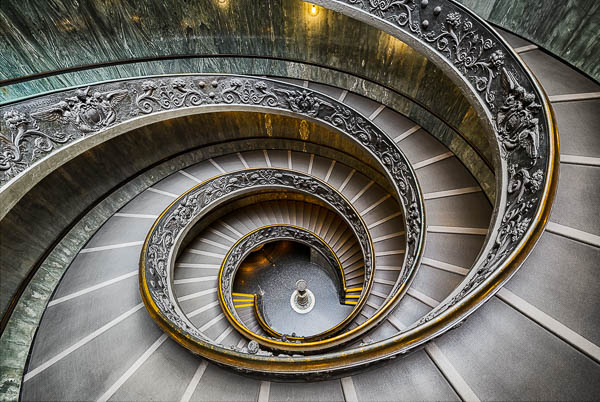 Die doppelwendige Bramante-Treppe in den Vatikanischen Museen von Michael Abid