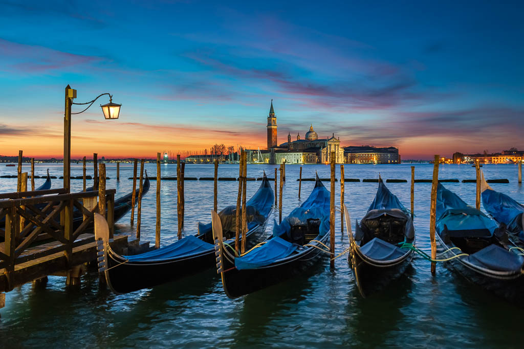 Gondeln bei Sonnenaufgang in Venedig