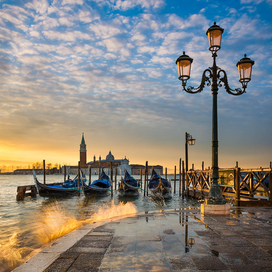 Gondeln beim Sonnenaufgang in Venedig