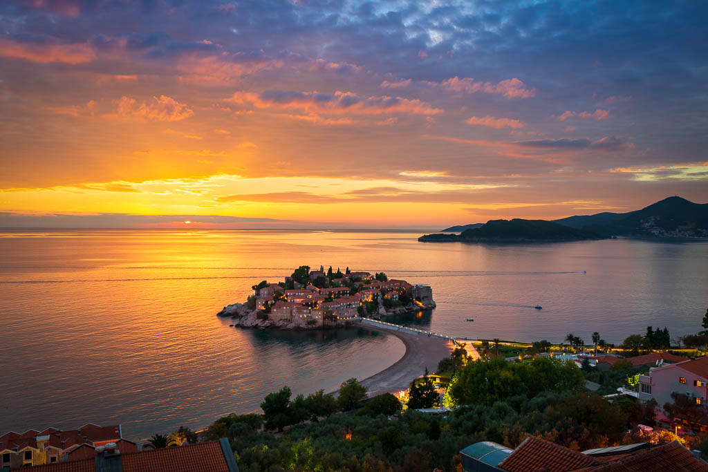 Sveti Stefan Insel in Montenegro bei Sonnenuntergang