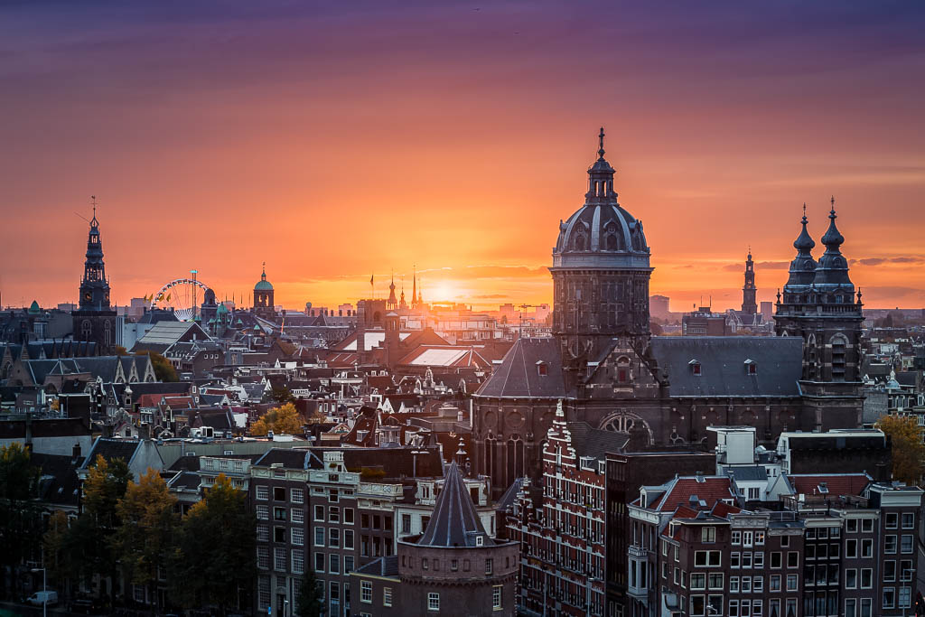 Sonnenuntergang über der historischen Stadt von Amsterdam