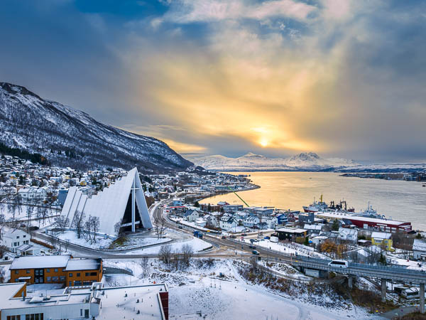 Arktische Kathedrale in Tromsø, Norwegen bei einem Sonnenuntergang von Michael Abid