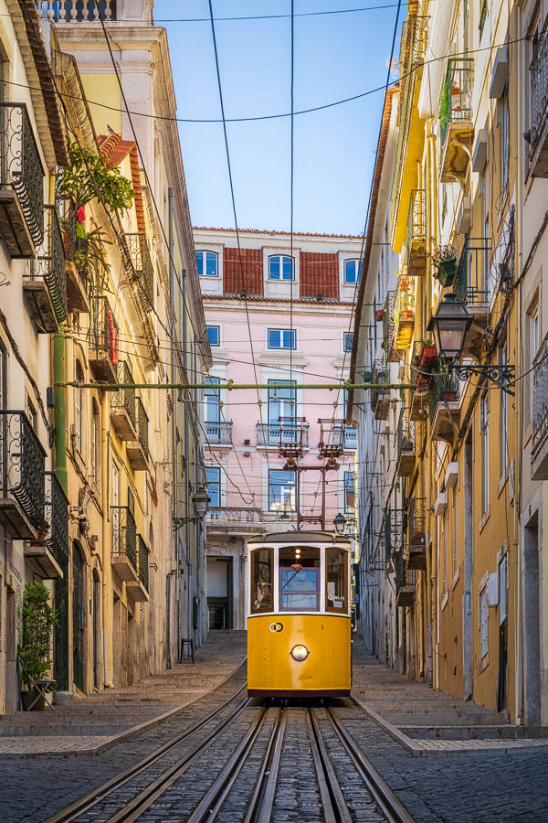 Historische gelbe Straßenbahn in Lissabon