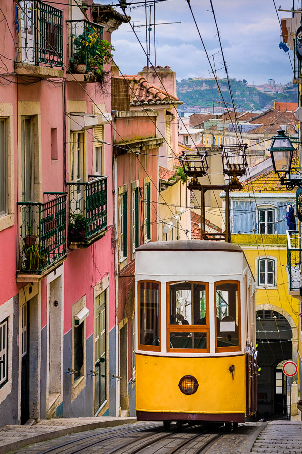 Historische gelbe Straßenbahn in Lissabon