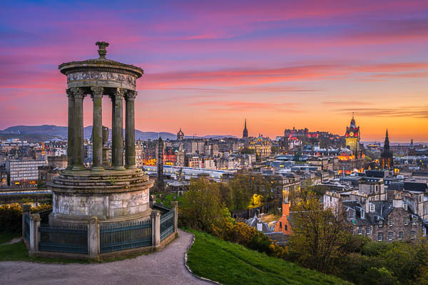 Edinburgh und Calton Hill zum Sonnenuntergang, Schottland von Michael Abid