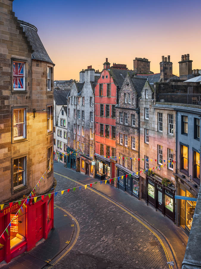 West Bow in Edinburgh bei Sonnenuntergang