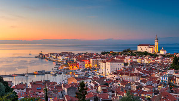 Skyline von Piran, Slowenien bei Sonnenuntergang von Michael Abid