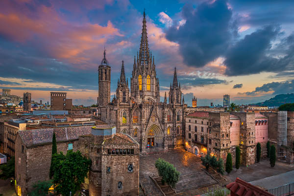 Kathedrale Santa Eulalia in Barcelona, Spanien bei Sonnenuntergang von Michael Abid