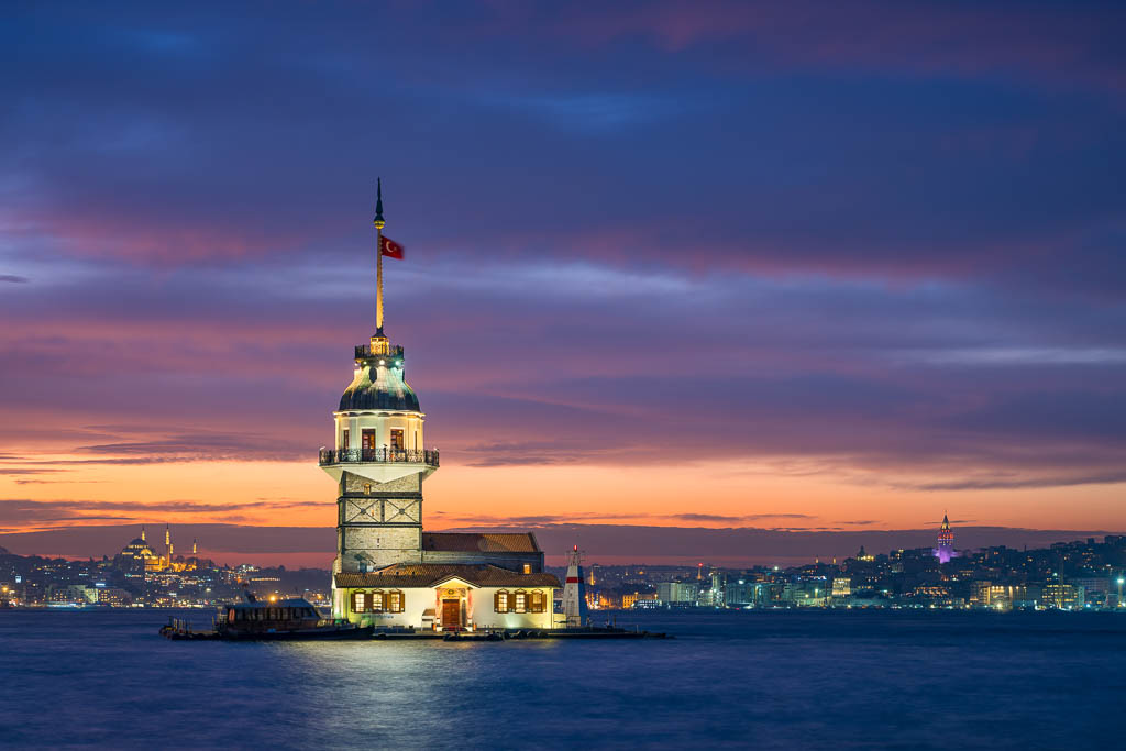 Maiden's Tower in Istanbul at night