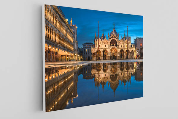 Leinwand - Markusplatz in Venedig bei Nacht